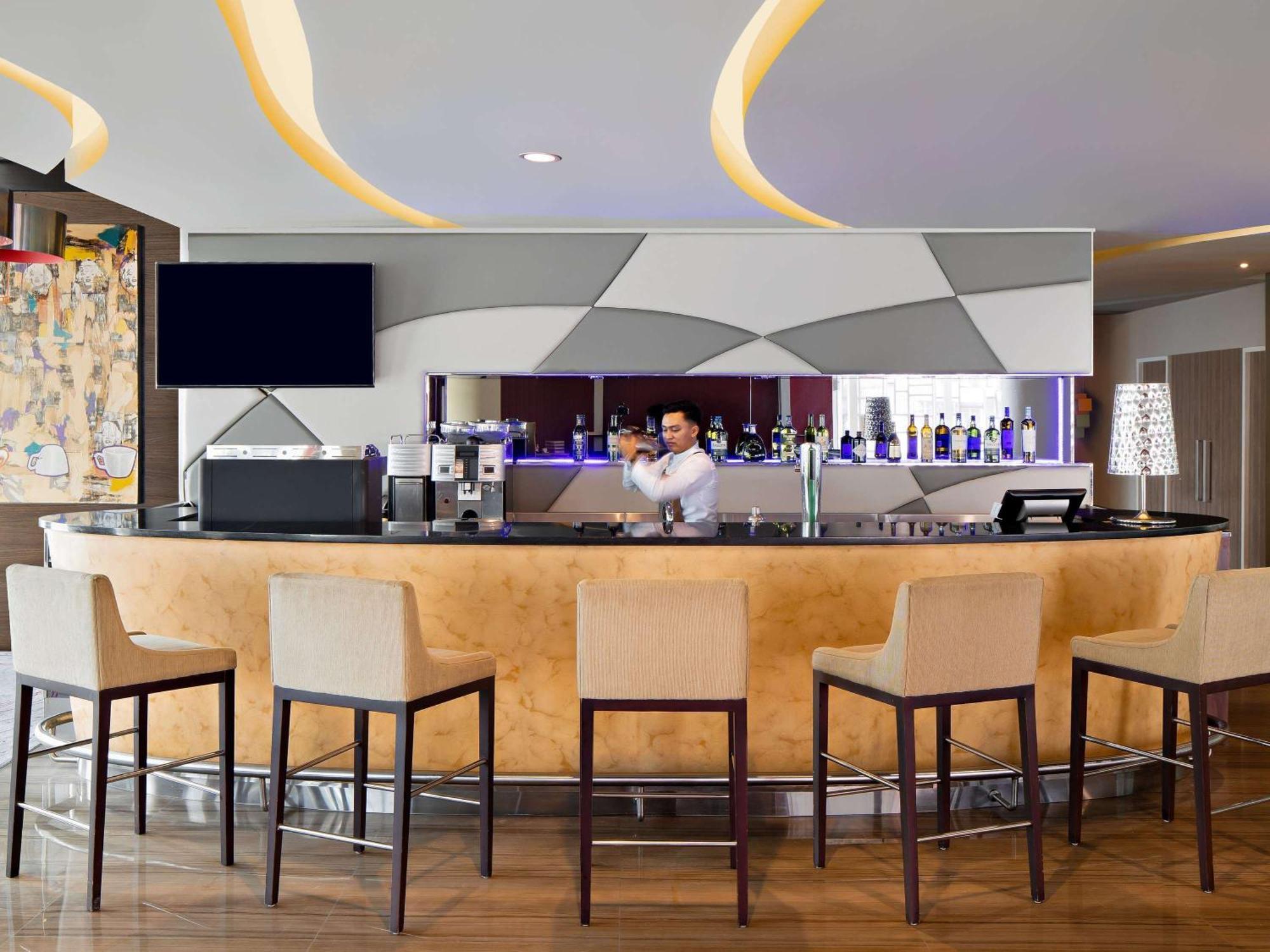 Novotel Jakarta Gajah Mada Esterno foto