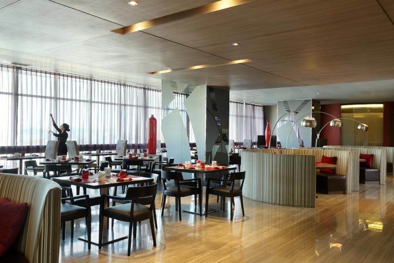 Novotel Jakarta Gajah Mada Esterno foto