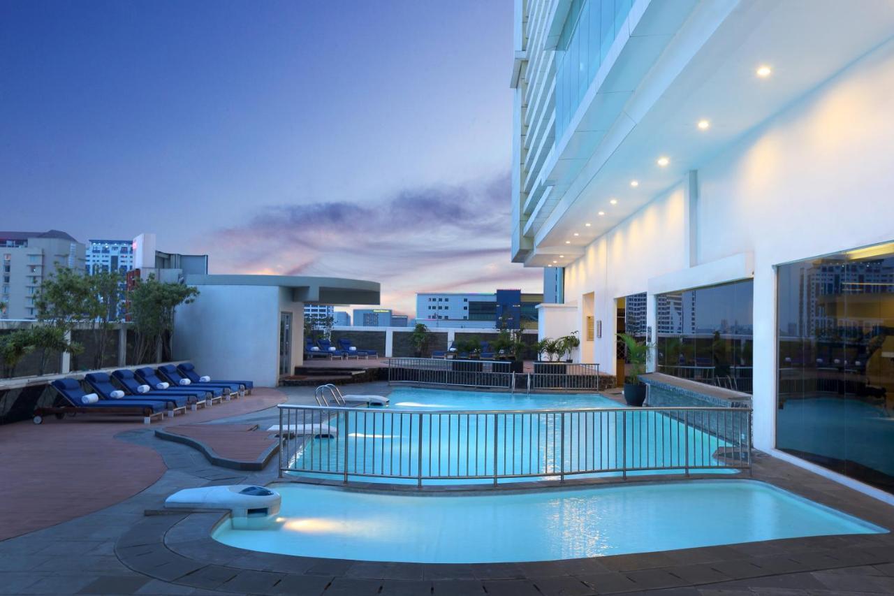 Novotel Jakarta Gajah Mada Esterno foto